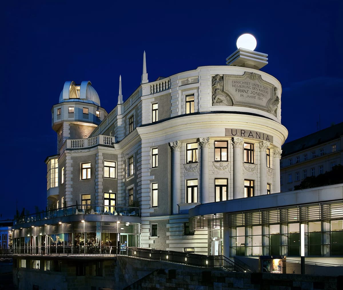 Die Wiener Urania bei Nacht