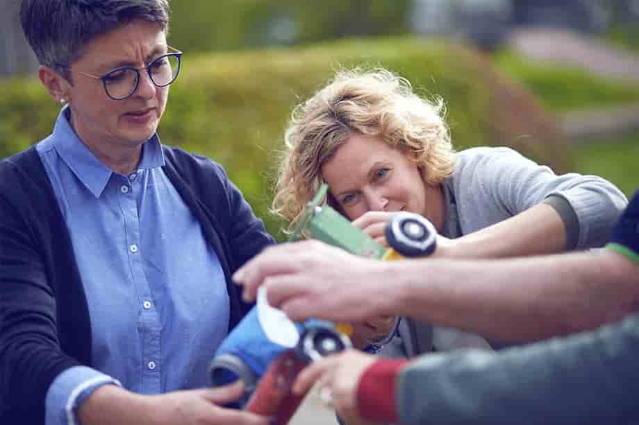 BITOU-Teamevent Raketenautos bauen: Fahrzeug gemeinsam montieren.