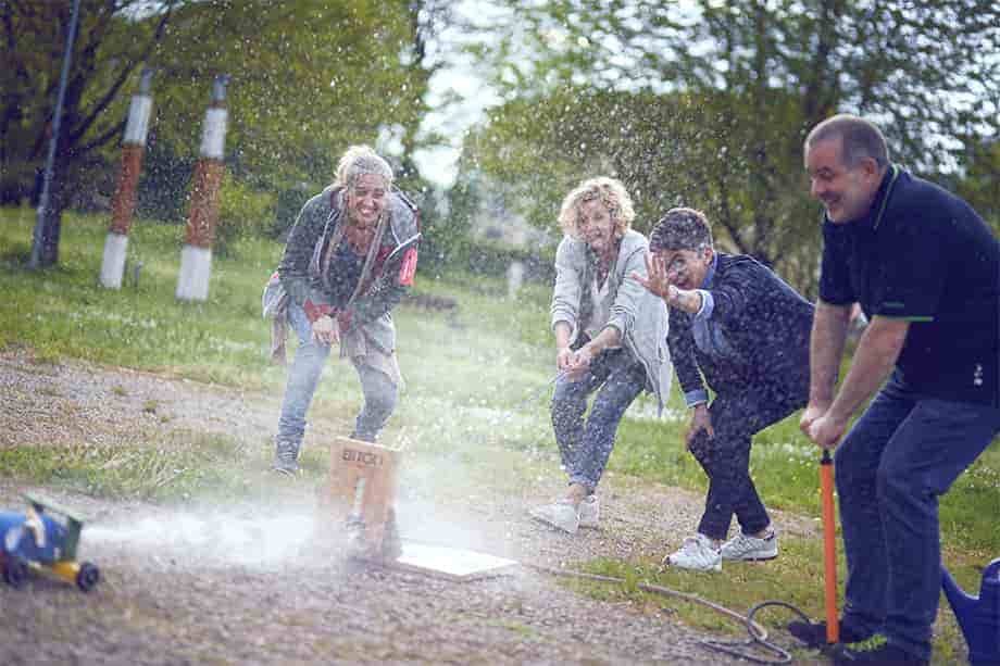BITOU-Teamevent Raketenautos bauen: Start mit Wasserantrieb.