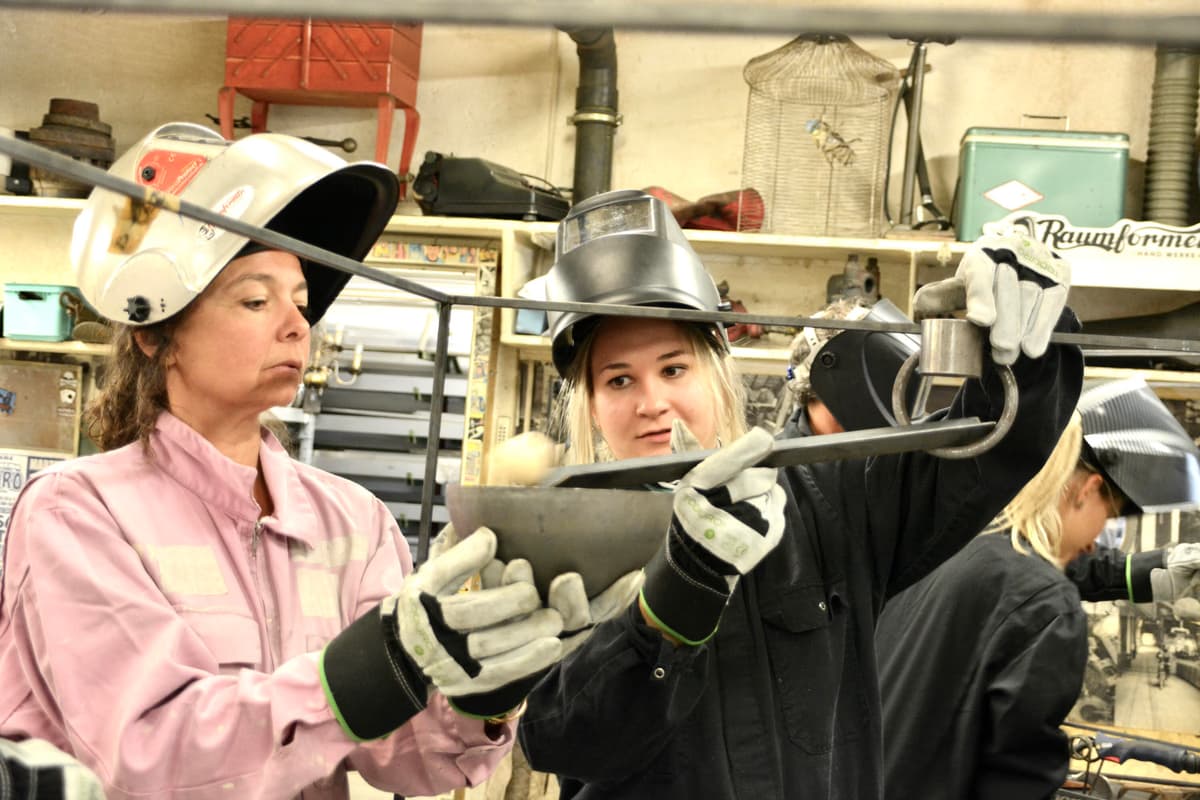 Team beim Schweissen event Kugelbahn, mit Schutzkleidung in der Werkstatt Raumformer Zuchwil