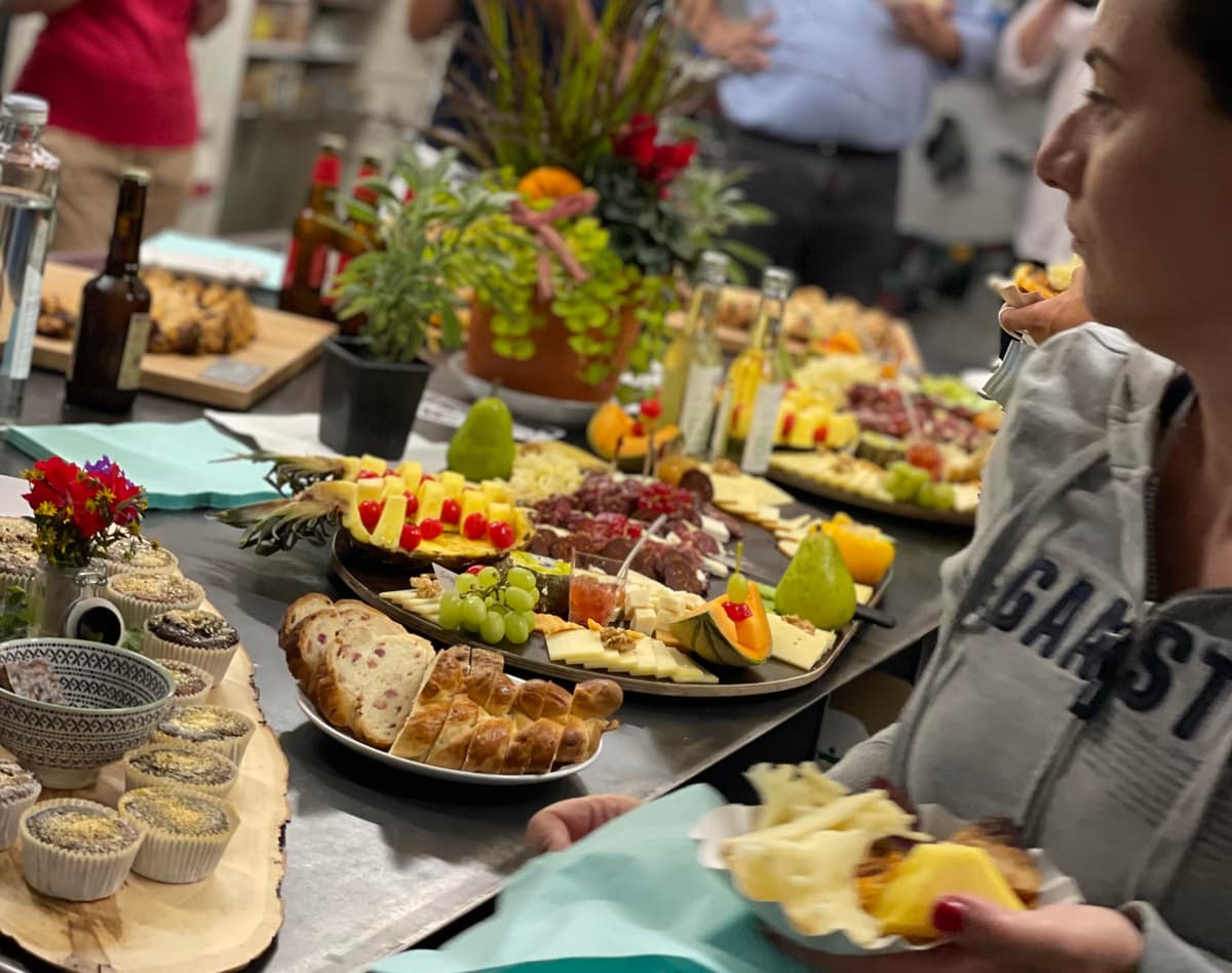 Apéro und Verpflegung auf Anfrage. Vor, während oder nach dem Teamevent bei Raumformer. Gemischte Käse- Wurstplatte aus der lokalen Chäsi in Langendorf.
