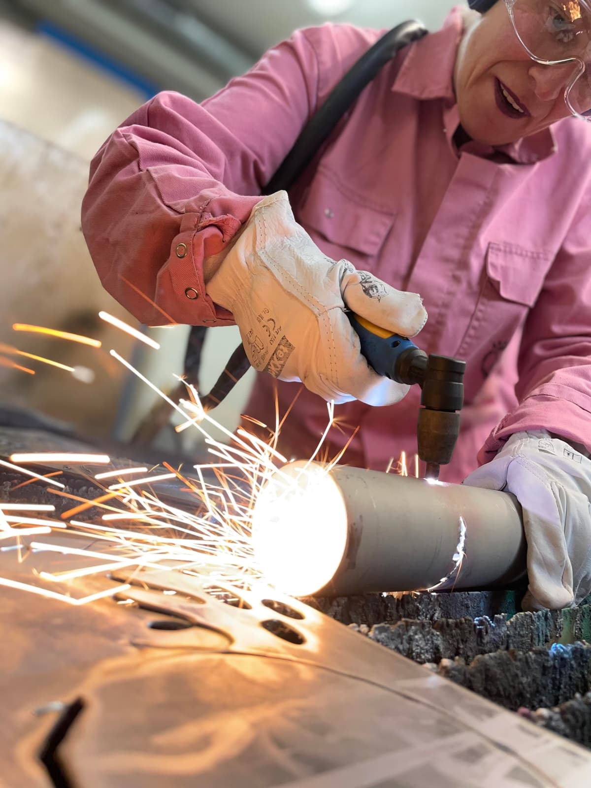 Funken beim einfachen Trennen von Metall mit dem Plasmaschneider Werkzeug im Event