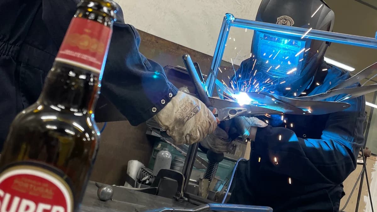 Schweissen in lockerer Atmosphäre in der Werkstatt