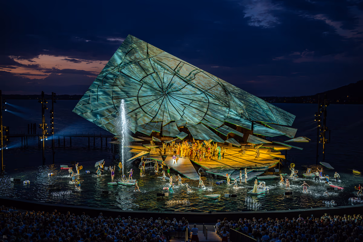 Blick auf die eindrucksvolle Seebühne der Bregenzer Festspiele bei der Oper La traviata vor großem Publikum.