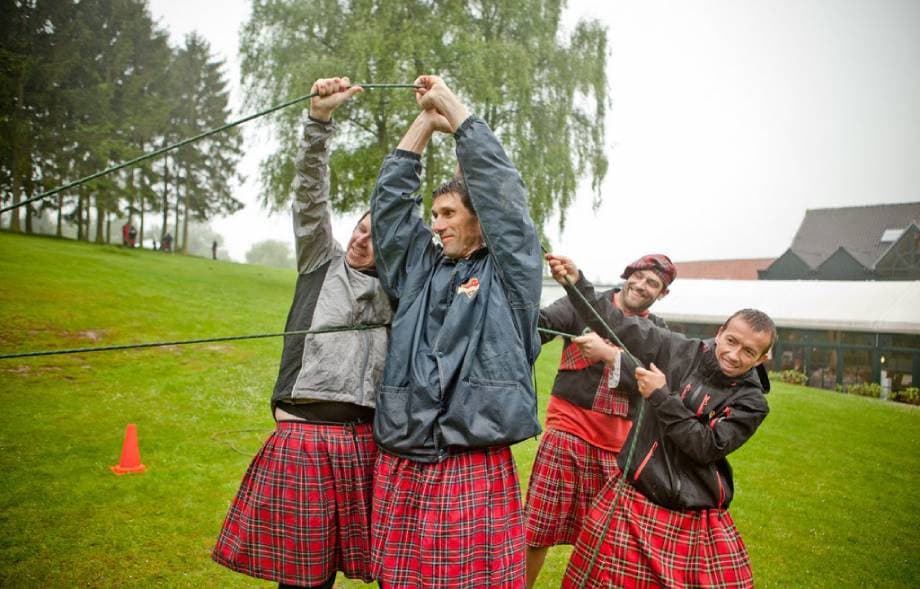 Highland Games von BITOU im Freien: Teamaufgabe mit Seilen.