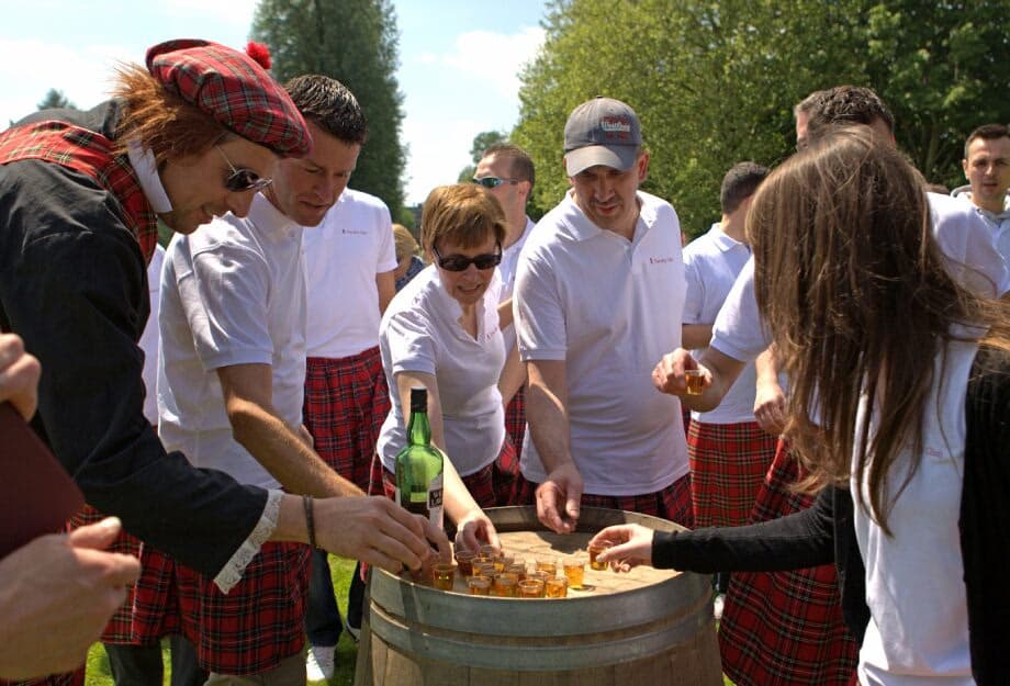 Highland Games von BITOU im Freien: Gemeinsamer Auftakt.