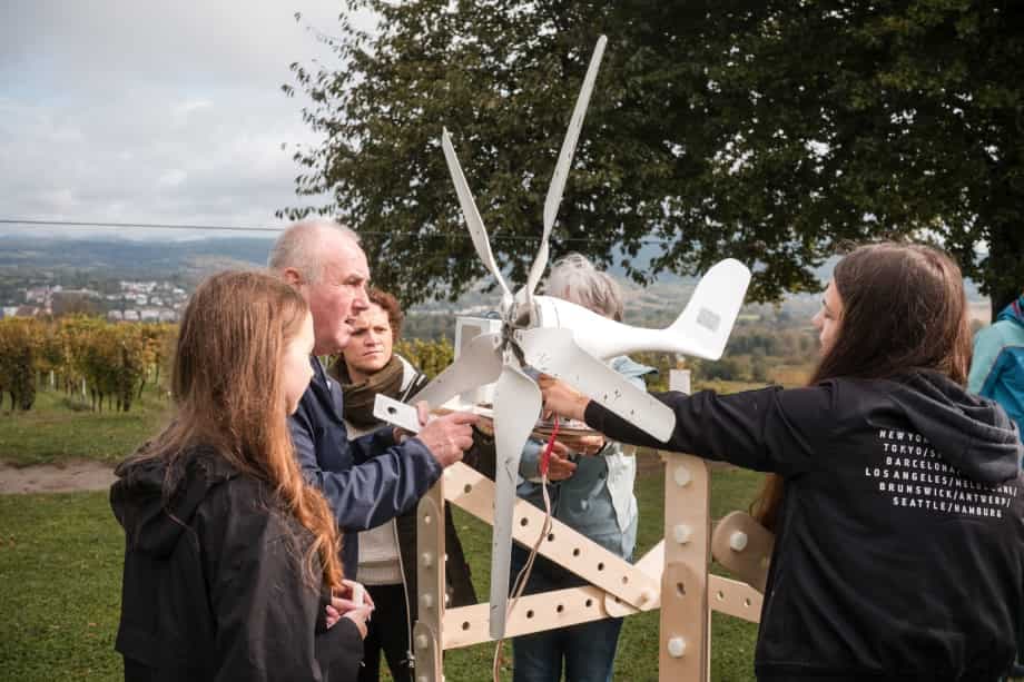 Teilnehmende bauen gemeinsam ein Windrad beim BITOU-Teamevent: Rotor montieren.
