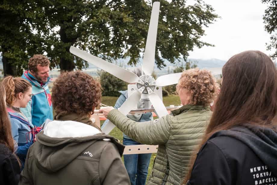 Teilnehmende bauen gemeinsam ein Windrad beim BITOU-Teamevent: Windrad testen.