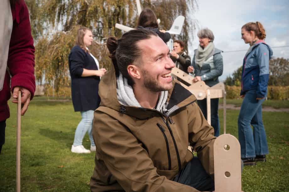 Teilnehmende bauen gemeinsam ein Windrad beim BITOU-Teamevent: Konstruktion abstimmen.