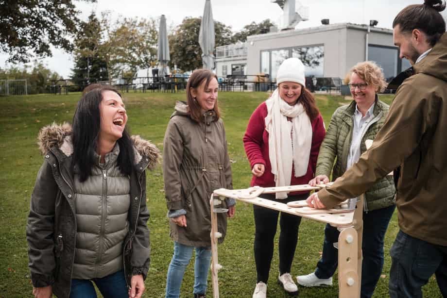 Teilnehmende bauen gemeinsam ein Windrad beim BITOU-Teamevent: Gemeinsames Bauergebnis.