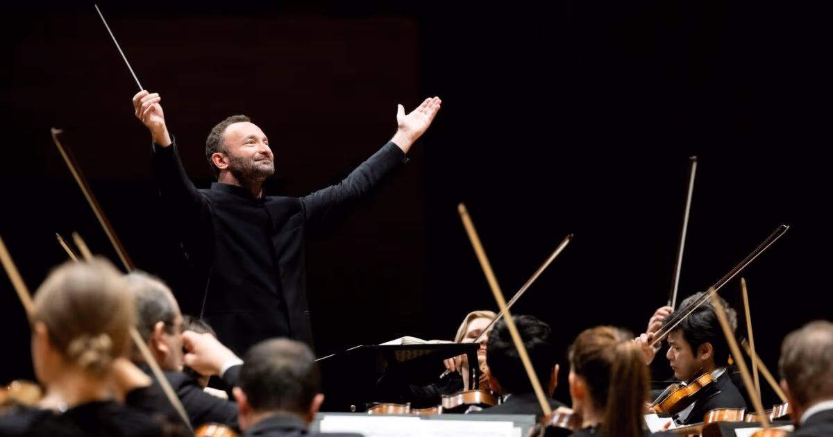 Kirill Petrenko dirigiert die Berliner Philharmoniker – das Residenzorchester der Osterfestspiele Salzburg.